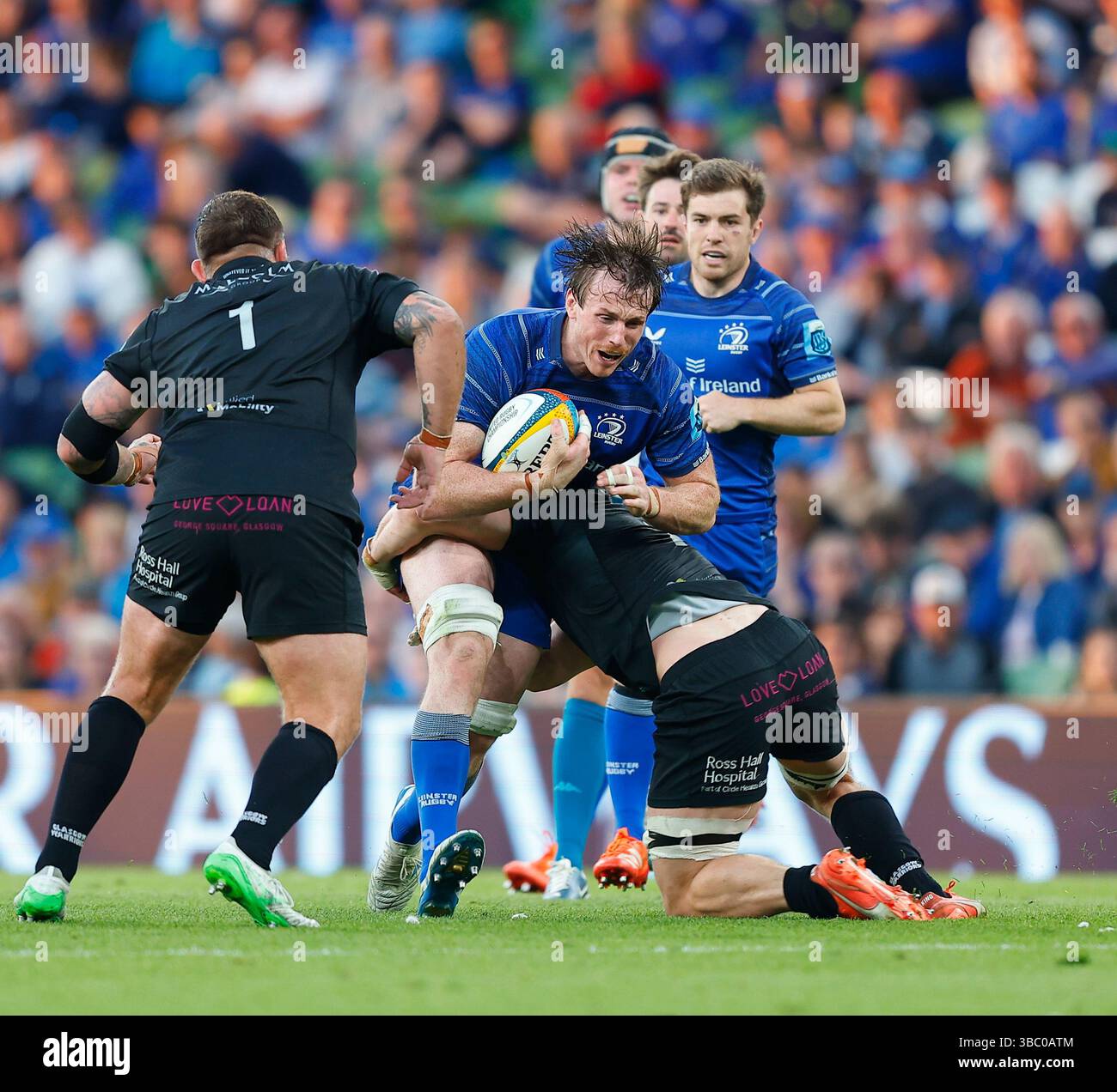 Aviva Stadium, Dublin, Irland. Mai 2025. Die United Rugby Championship, Leinster gegen Glasgow Warriors; Ryan Baird aus Leinster wird von Euan Ferrie von Glasgow Warriors besiegt Stockfoto