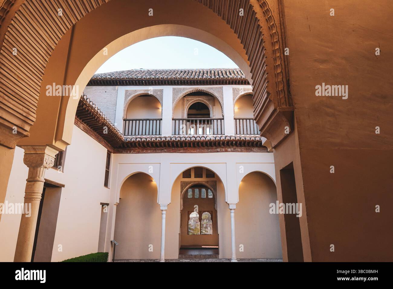 Bögen am Palacio de dar al-Horra, Granada, Spanien Stockfoto