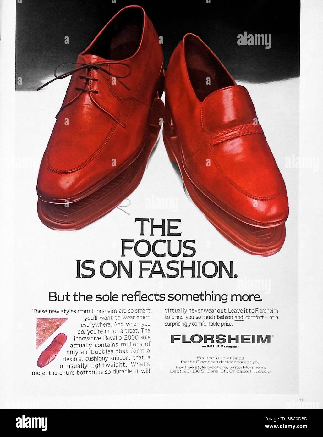 1981 Florsheimer Schuh-Werbespot mit braunen Lederschuhen für Herren mit Schwerpunkt auf Mode und Komfort. Hebt die innovative Ravello 2000 Sohle mit Millionen von Luftblasen hervor und sorgt für leichte, flexible Dämpfung und Strapazierfähigkeit. Wirbt für Florsheim als stilvolles und bequemes Schuhwerk für Herren. Stockfoto