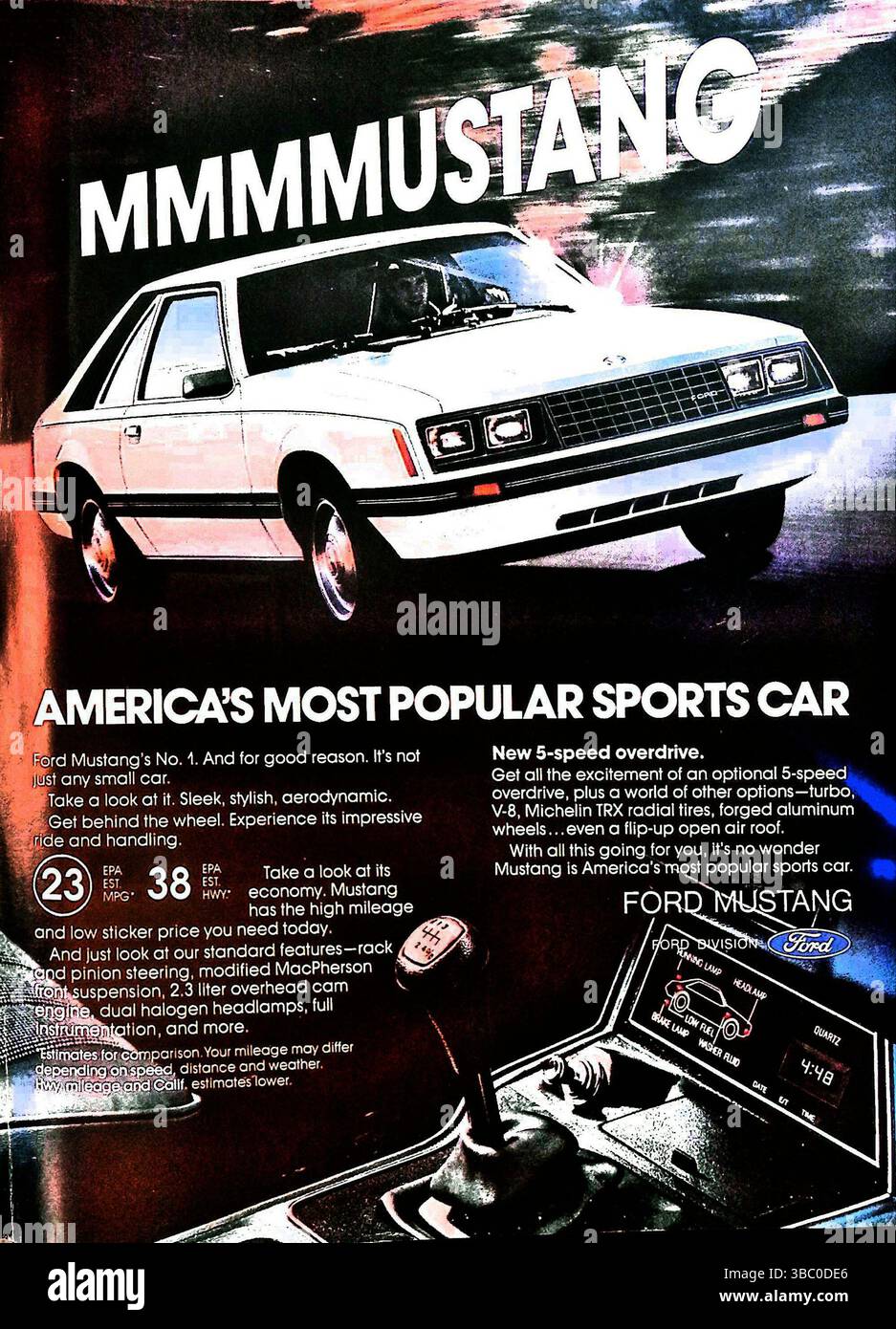 1980 Werbespot für Ford Mustang, in dem er als Amerikas beliebtester Sportwagen gepriesen wurde. Mit einem eleganten weißen Mustang mit auffälligem „MMMMMMUSTANG“-Slogan. Zu den Highlights zählen der 5-Gang-Overdrive, die Optionen für V-8-Motoren, die Kraftstoffeffizienz und das sportliche Design. Betont Leistung, Stil und Wirtschaftlichkeit in einem kompakten, aerodynamischen Paket. Stockfoto