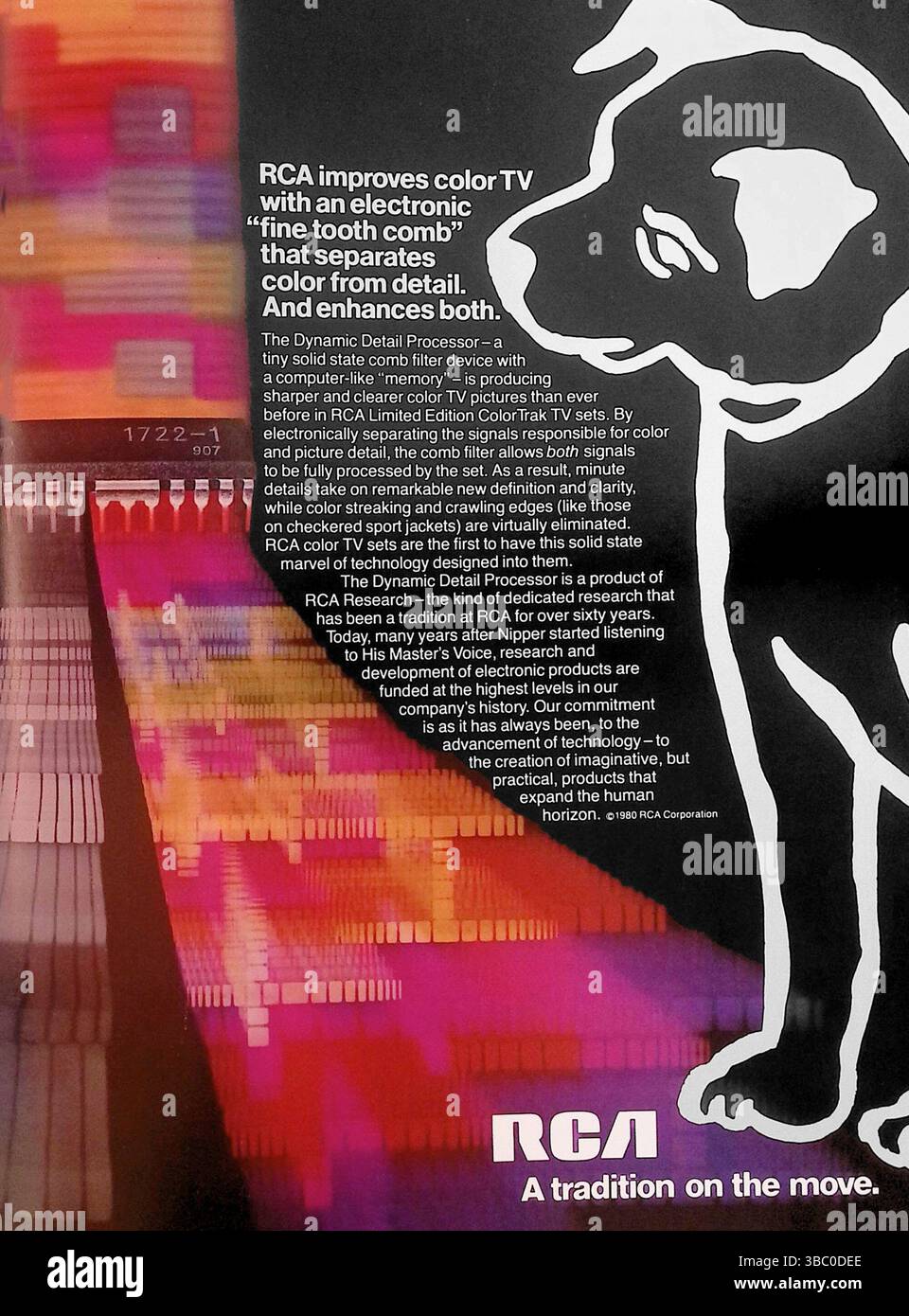 1980 RCA-Werbung für Farbfernseher mit Dynamic Detail Processor. Hebt die Verwendung eines Solid-State-Kammfilters hervor, um die Bildklarheit durch die Trennung von Farb- und Detailsignalen zu verbessern. Mit Nipper, dem legendären Hundemaskottchen von RCA, unterstreicht das Engagement des Unternehmens für technologische Innovationen im Fernsehen. Stockfoto
