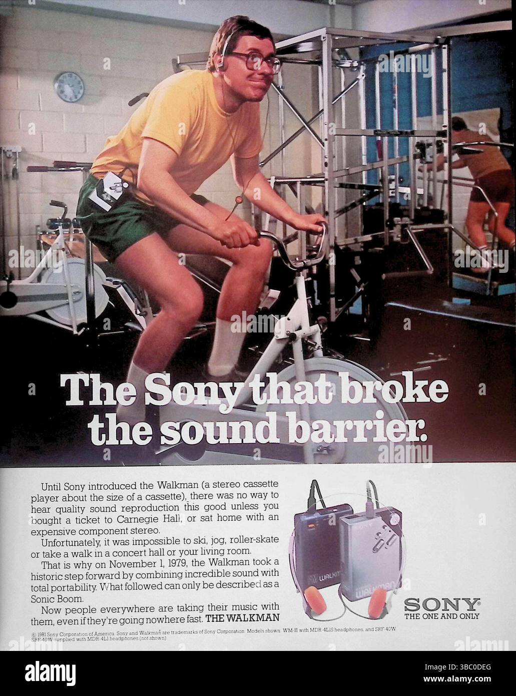 1981 Werbespot von Sony Walkman, in dem ein Mann in einem Fitnessstudio radelt und gleichzeitig Musik über einen tragbaren Kassettenspieler genießt. Mit dem Titel „The Sony That The Sound Barrier“ unterstreicht er die revolutionäre Mobilität und den HiFi-Sound des Original WALKMAN ®. Dank des kompakten Designs und der ikonischen orangefarbenen Kopfhörer können Sie Musik überall genießen. Stockfoto