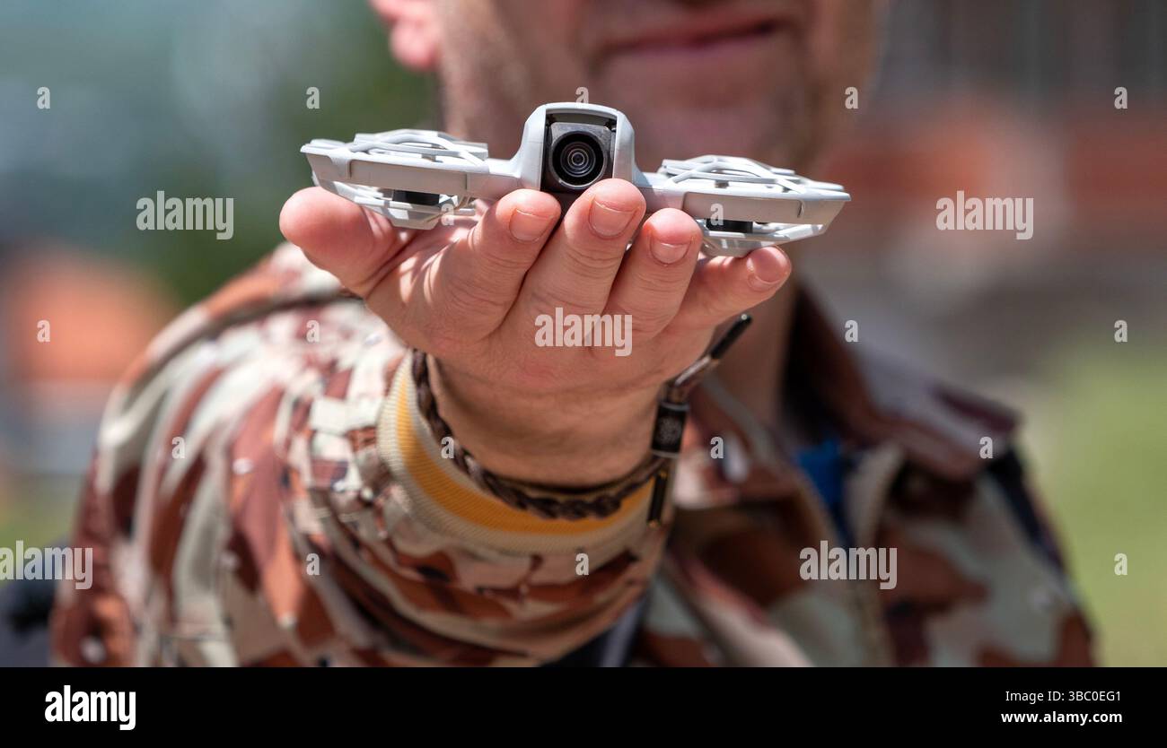 : Bereit für den Flug: Winzige Drohne in der Hand Stockfoto