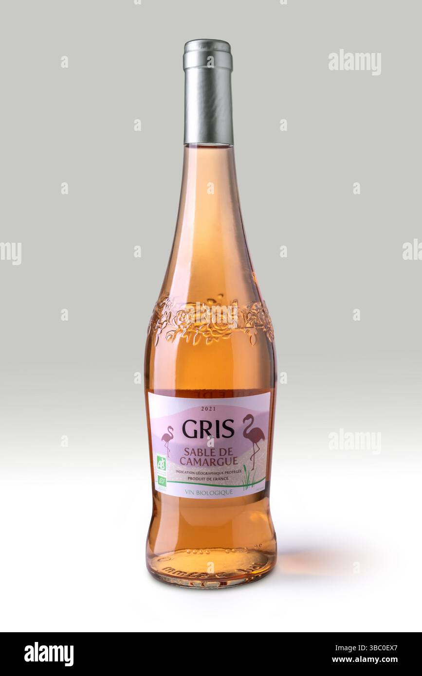 Italien - 16. Mai 2025: Flasche Vino Gris Sable de Camargue auf weißem Hintergrund mit Schneideweg im Preis inbegriffen, typisch französischer Rosenwein Stockfoto