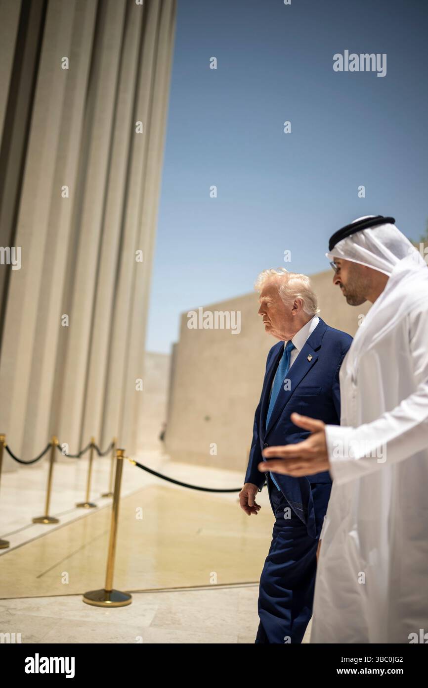 Abu Dhabi, Vereinigte Arabische Emirate. Mai 2025. US-Präsident Donald Trump, links, besucht das Abrahamic Family House, ein interreligiöser Komplex, 16. Mai 2025 in Abu Dhabi. Vereinigte Arabische Emirate. Quelle: Daniel Torok/White House Photo/Alamy Live News Stockfoto