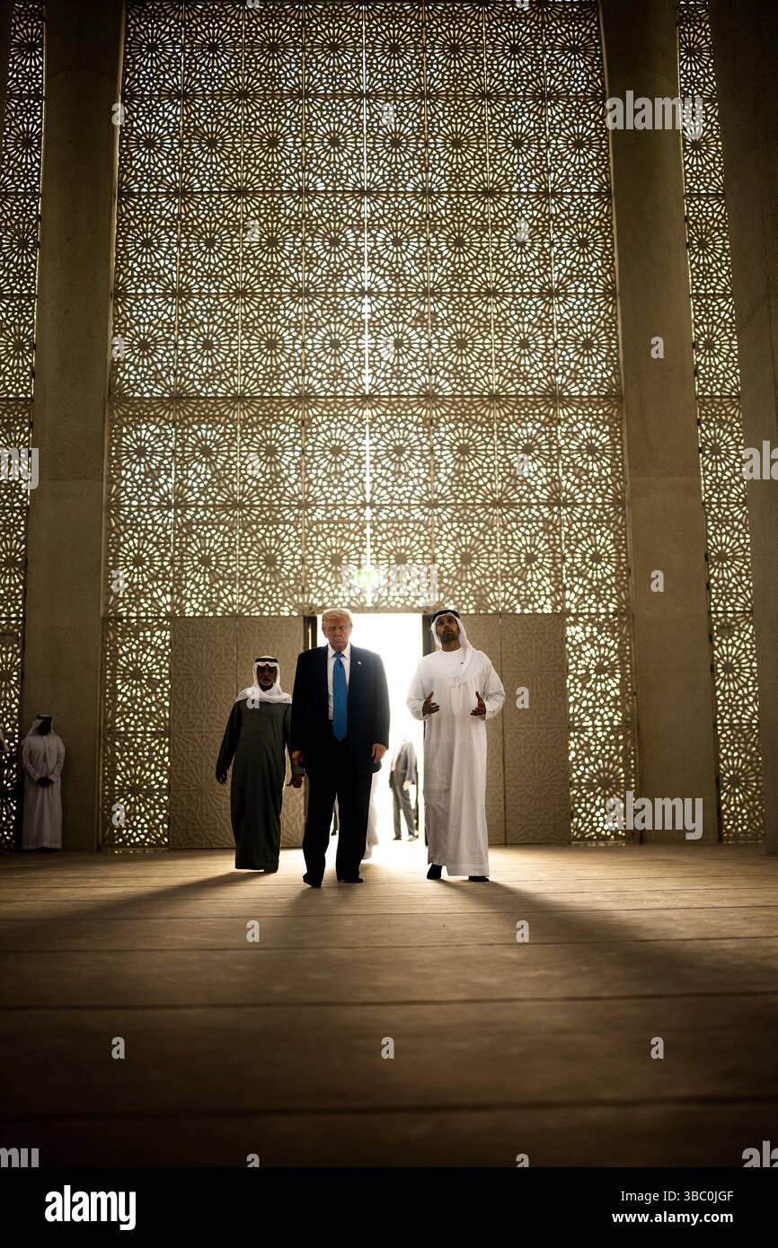 Abu Dhabi, Vereinigte Arabische Emirate. Mai 2025. US-Präsident Donald Trump, Zentrum, besucht die Eminenz Ahmed El-Tayeb Moschee im Abrahamic Family House, einem interreligiösen Komplex, 16. Mai 2025 in Abu Dhabi. Vereinigte Arabische Emirate. Quelle: Daniel Torok/White House Photo/Alamy Live News Stockfoto