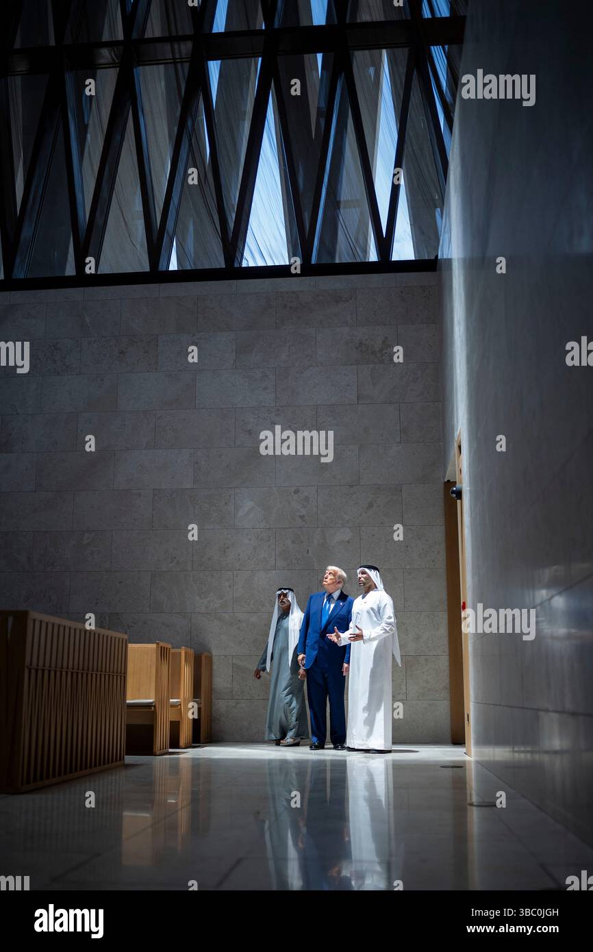 Abu Dhabi, Vereinigte Arabische Emirate. Mai 2025. US-Präsident Donald Trump, Zentrum, besucht die Moses Ben Maimon Synagoge im Abrahamic Family House, einem interreligiösen Komplex, 16. Mai 2025 in Abu Dhabi. Vereinigte Arabische Emirate. Quelle: Daniel Torok/White House Photo/Alamy Live News Stockfoto