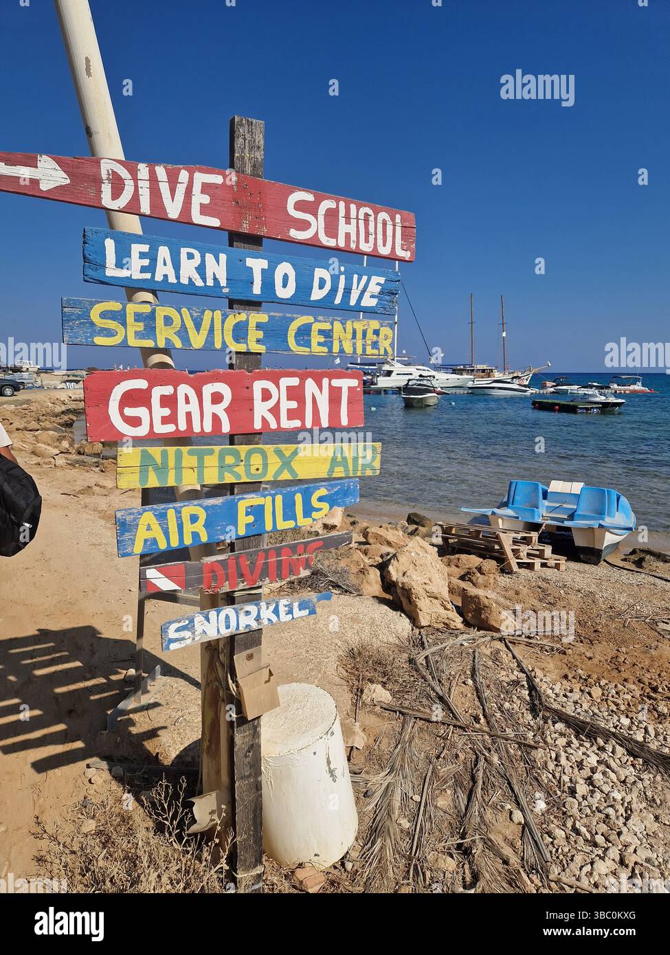 Straßenschilder, historische Tafeln in Ayia Napa. Ayia Napa, Zypern, 2023 Stockfoto