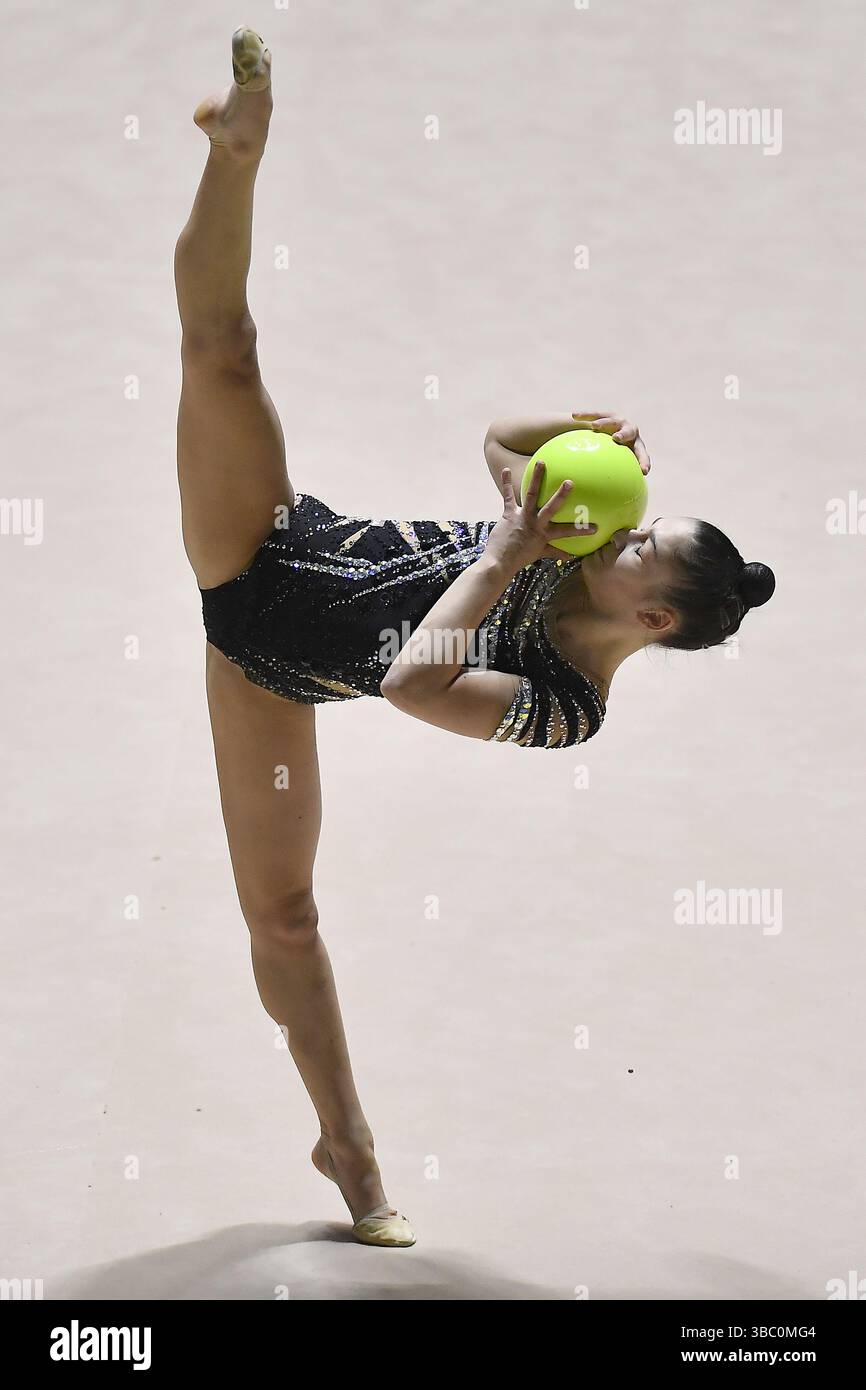 Turin, Italien. Mai 2025. Italien, Turin 17 Mai 2025 Pala Gianni Asti aus Turin Finale sechs der nationalen Rhythmischen Turnen-Meisterschaft A 2025 Sofia Raffaelli (Fabriano) Ball Credit: Independent Photo Agency/Alamy Live News Stockfoto