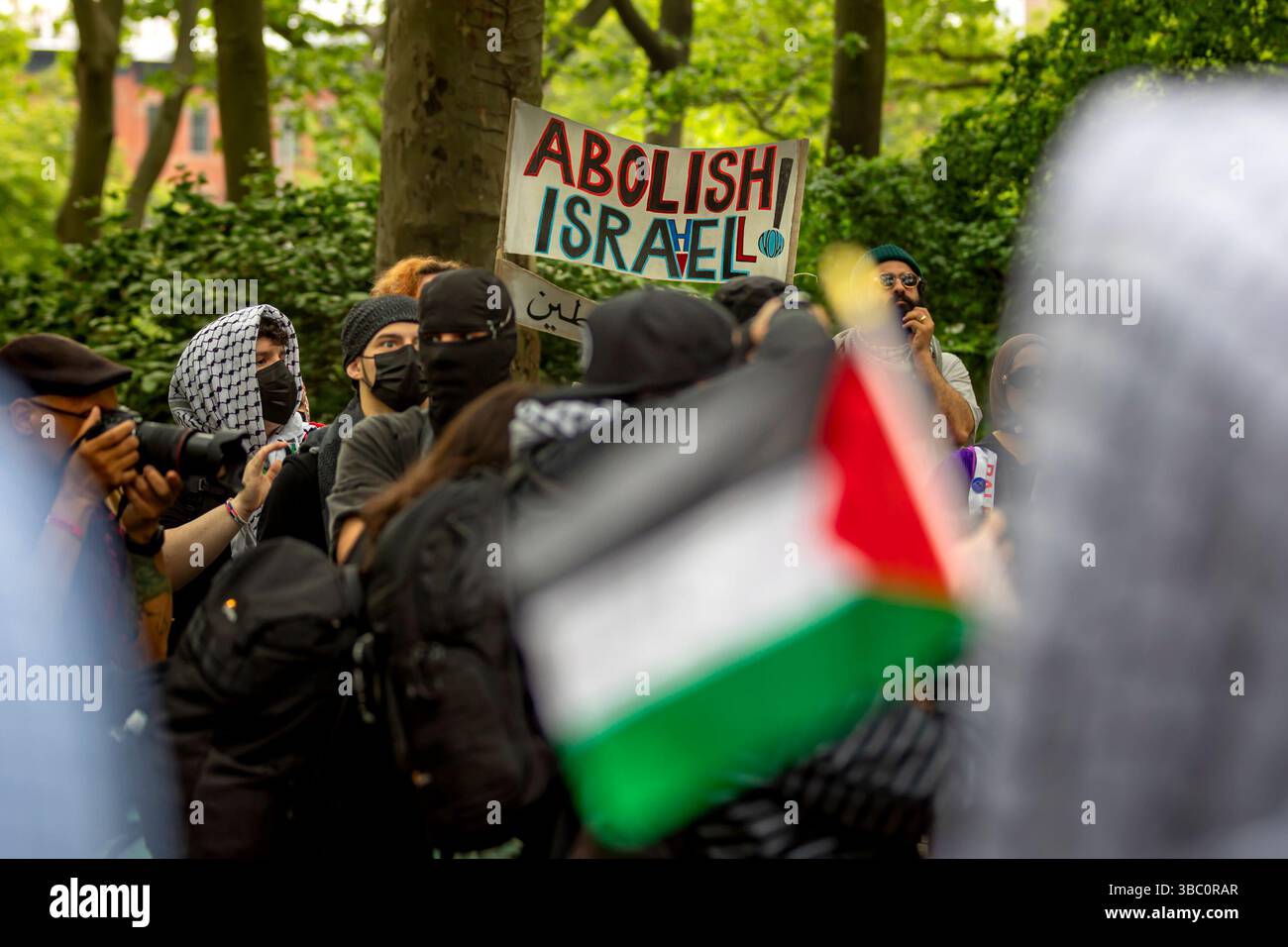 New York, New York, USA. Mai 2025. Ein pro-palästinensischer Demonstrant hält ein Schild mit der Aufschrift „Israel abschaffen“ während einer Demonstration und eines marsches zum 77. Jahrestag des Nakba-Tages am 15. Mai 2025 im Brooklyn-Stadtteil New York City. Die Nakba, was auf Arabisch "Katastrophe" bedeutet, wird jedes Jahr am 15. Mai von Palästinensern markiert, um an die Vertreibung von Hunderttausenden aus ihren Häusern und ihrem Land im Jahr 1948 nach der Gründung Israels zu erinnern. (Kreditbild: © Michael Nigro/Pacific Press via ZUMA Press Wire) NUR REDAKTIONELLE VERWENDUNG! Nicht für kommerzielle ZWECKE! Stockfoto
