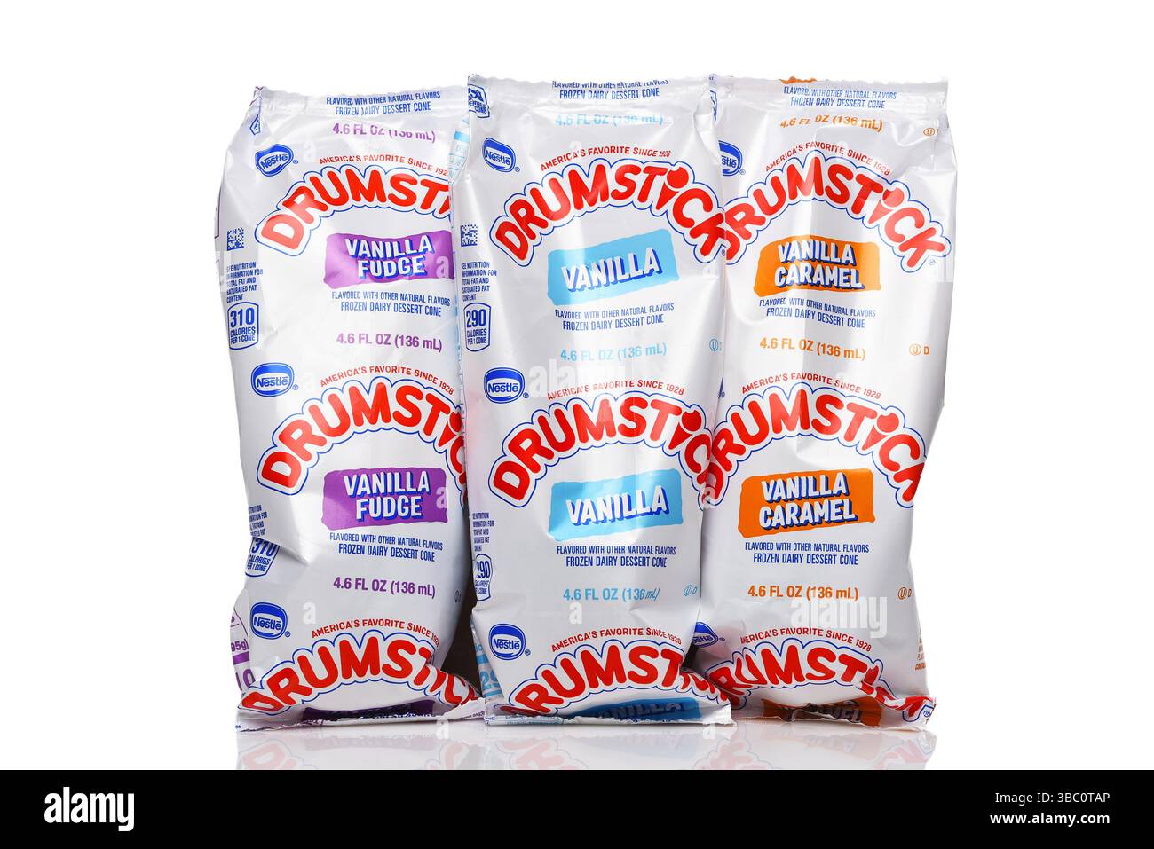 IRVINE, KALIFORNIEN - 16. MAI 2025: Drei Nestle Drumstick Eiskegel, Vanilla Fudge und Vanilla Caramel Aromen. Stockfoto