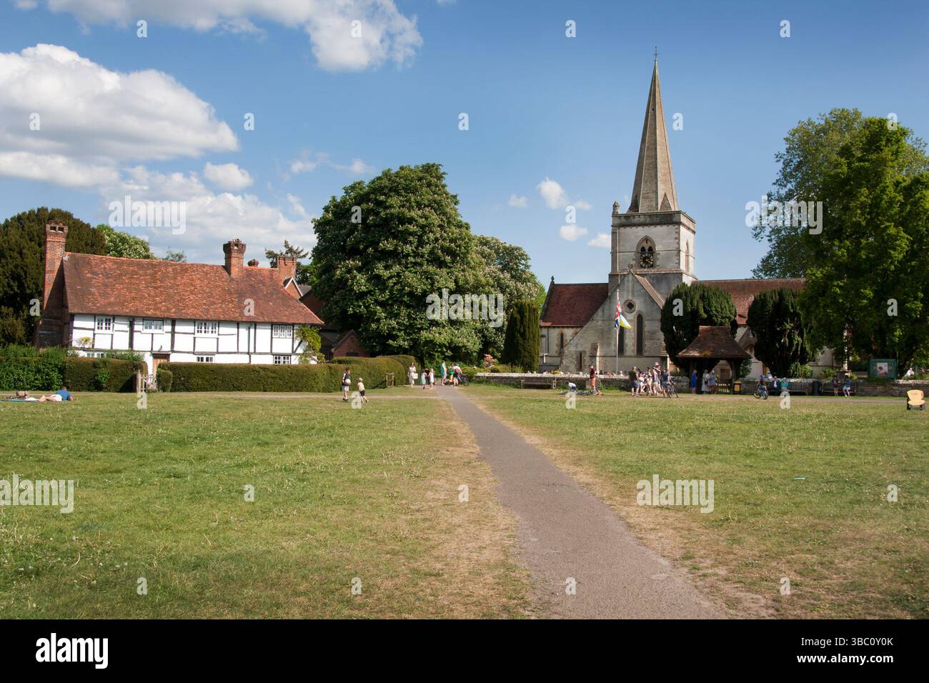 Gartenparty in Brockham Village Green Christ Church, Mole Valley, Nr Dorking, Surrey, England Stockfoto