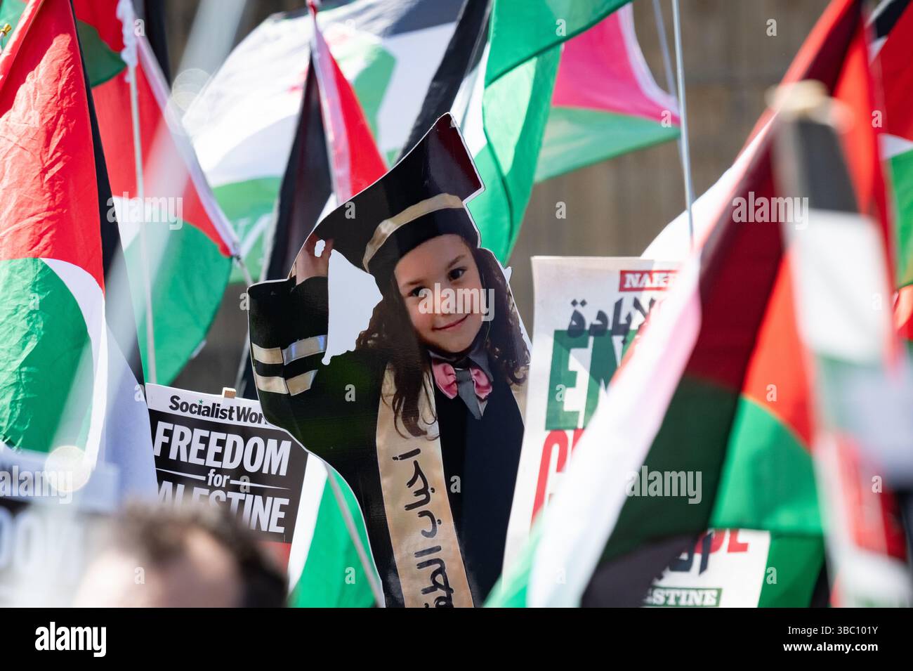 London, Großbritannien. Mai 2025. Ein lebensgroßes Foto, das Hind Rijab zeigt, wird getragen, als Tausende palästinensischer Anhänger durch London marschieren, um der Nakba - "Katastrophe" von 1948 zu gedenken, als zionistische Milizen mindestens 750.000 Palästinenser vertrieben und 78 Prozent des historischen Palästinas gefangen nahmen, und Großbritannien auffordern, den aktuellen israelischen Krieg gegen Gaza nicht mehr zu bewaffnen. Das 5-jährige Mädchen wurde während der Invasion des Gazastreifens von israelischen Truppen getötet, zusammen mit sechs ihrer Familienmitglieder und zwei Sanitätern, die ihr zur Rettung kamen. Quelle: Ron Fassbender/Alamy Live News Stockfoto