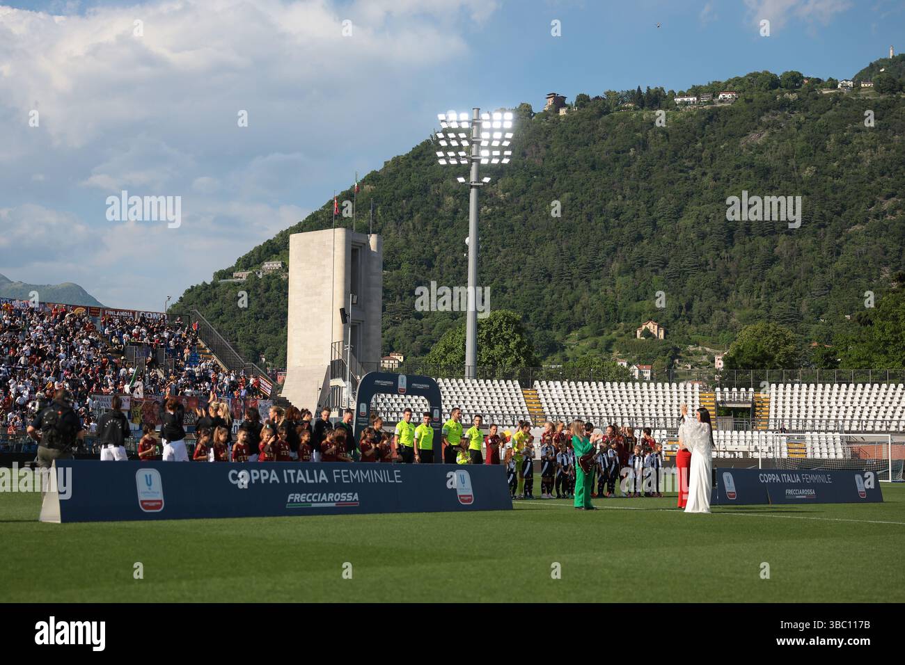 Como, Italien. Mai 2025. Valeria Altobelli singt die Mameli-Hymne Italiens vor dem Finale des Juventus gegen die Roma Coppa Italia im Stadio Giuseppe Sinigaglia, Como. Der Bildnachweis sollte lauten: Jonathan Moscrop/Sportimage Credit: Sportimage Ltd/Alamy Live News Stockfoto