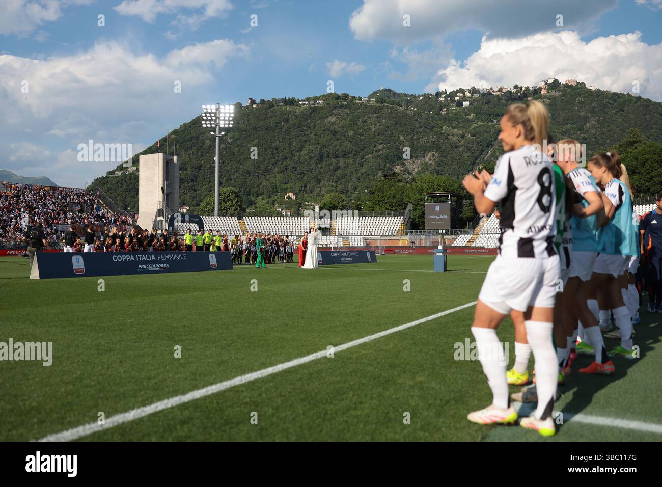 Como, Italien. Mai 2025. Valeria Altobelli singt die Mameli-Hymne Italiens vor dem Finale des Juventus gegen die Roma Coppa Italia im Stadio Giuseppe Sinigaglia, Como. Der Bildnachweis sollte lauten: Jonathan Moscrop/Sportimage Credit: Sportimage Ltd/Alamy Live News Stockfoto