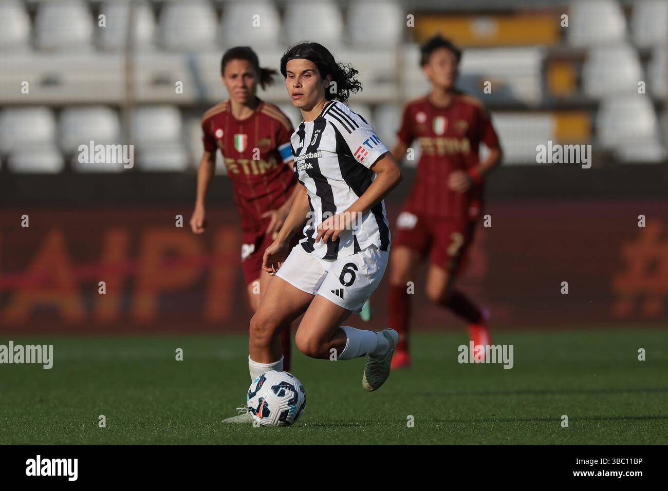 Como, Italien. Mai 2025. Eva Schatzer von Juventus bricht mit dem Ball während des Finalspiels Juventus gegen AS Roma Coppa Italia im Stadio Giuseppe Sinigaglia, Como. Der Bildnachweis sollte lauten: Jonathan Moscrop/Sportimage Credit: Sportimage Ltd/Alamy Live News Stockfoto