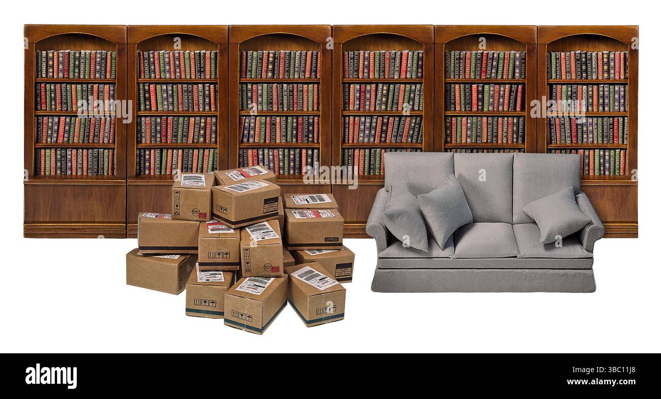 Bücherregale mit einer Vielzahl von Büchern und einer Couch zum Lesen mit Versandkartons zum Verpacken oder Empfangen weiterer Bücher Stockfoto