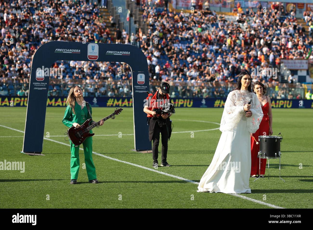 Como, Italien. Mai 2025. Valeria Altobelli singt die Mameli-Hymne Italiens vor dem Finale des Juventus gegen die Roma Coppa Italia im Stadio Giuseppe Sinigaglia, Como. Der Bildnachweis sollte lauten: Jonathan Moscrop/Sportimage Credit: Sportimage Ltd/Alamy Live News Stockfoto