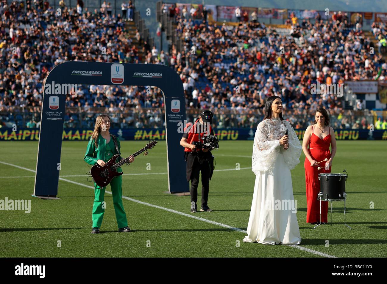Como, Italien. Mai 2025. Valeria Altobelli singt die Mameli-Hymne Italiens vor dem Finale des Juventus gegen die Roma Coppa Italia im Stadio Giuseppe Sinigaglia, Como. Der Bildnachweis sollte lauten: Jonathan Moscrop/Sportimage Credit: Sportimage Ltd/Alamy Live News Stockfoto