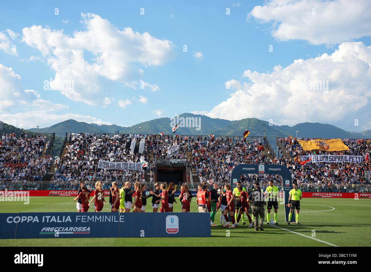 Como, Italien. Mai 2025. Die Spieler schütteln sich die Hände, bevor sie im Finale des Juventus gegen AS Roma Coppa Italia im Stadio Giuseppe Sinigaglia (Como) antreten. Der Bildnachweis sollte lauten: Jonathan Moscrop/Sportimage Credit: Sportimage Ltd/Alamy Live News Stockfoto