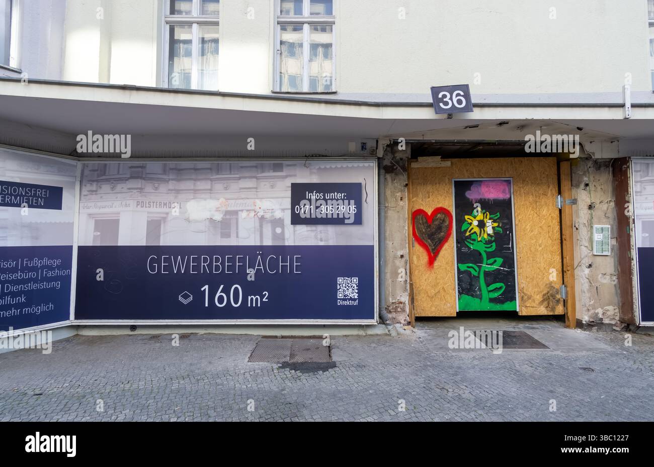 Verschlossene Ladenfront mit Leasingschild in Schöneberg, Berlin – eine visuelle Metapher für Wirtschaftskrise und verschwindende Kleinunternehmen in Deutschland. Stockfoto
