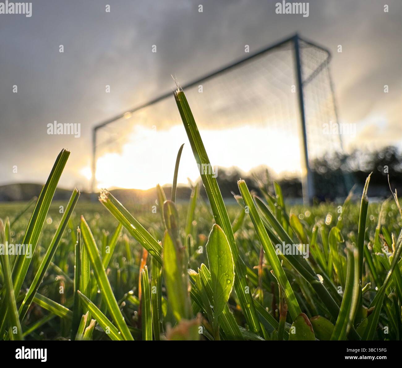 Fußballtor bei Sonnenuntergang mit hellem Licht im Hintergrund, Low Angle Shot, San Ramon, San Francisco, USA - Smartphone-aufgenommenes Stockfoto