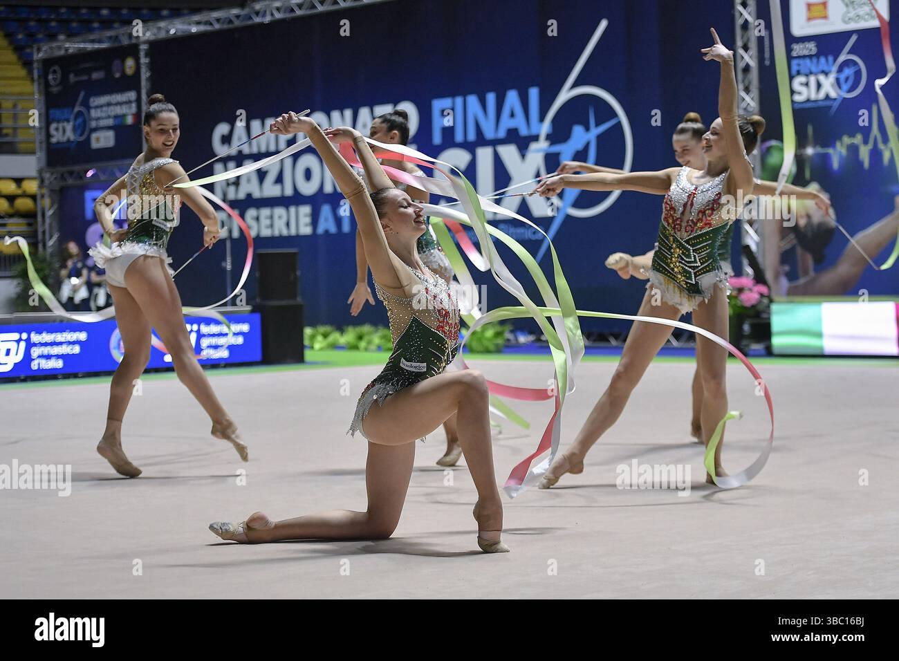 Turin, Italien. Mai 2025. Italien, Turin 17 Mai 2025 Pala Gianni Asti aus Turin Finale sechs der nationalen Rhythmischen Turnen-Meisterschaft A 2025 italienische Nationalmannschaft, The Farfalle Credit: Independent Photo Agency/Alamy Live News Stockfoto