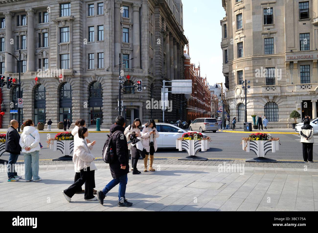 Straßenszene in Shanghai, China in der Nähe des Bundes Stockfoto
