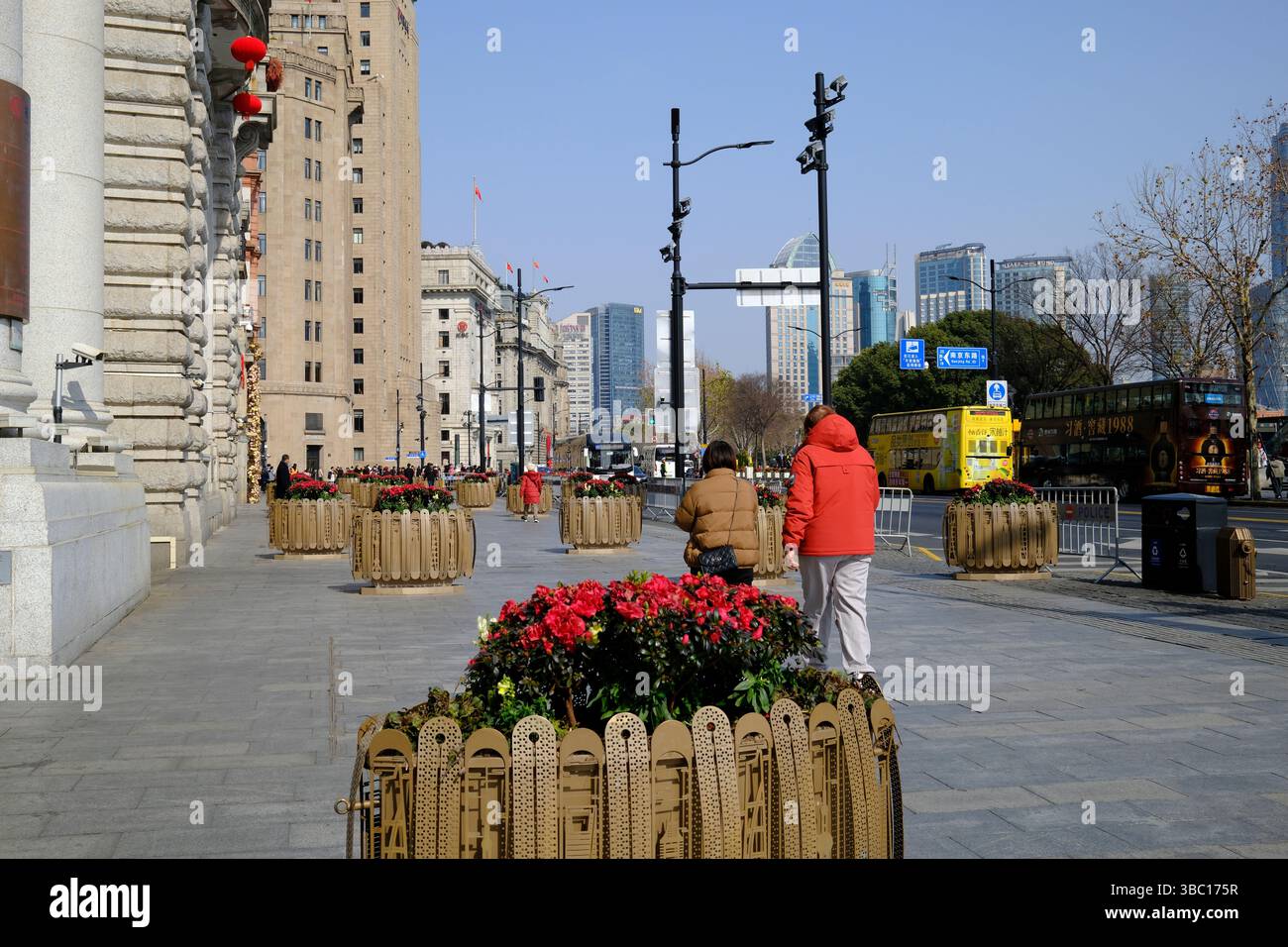 Straßenszene in Shanghai, China in der Nähe des Bundes Stockfoto