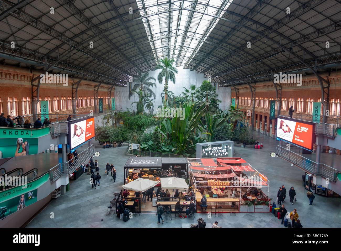 Bahnhof Atocha Interior Madrid Centro Spanien. Geschäftiger Verkehrsknotenpunkt im Stadtzentrum. Passagiere zu Fuß im Haupteingang Halle Bahnsteig Stockfoto