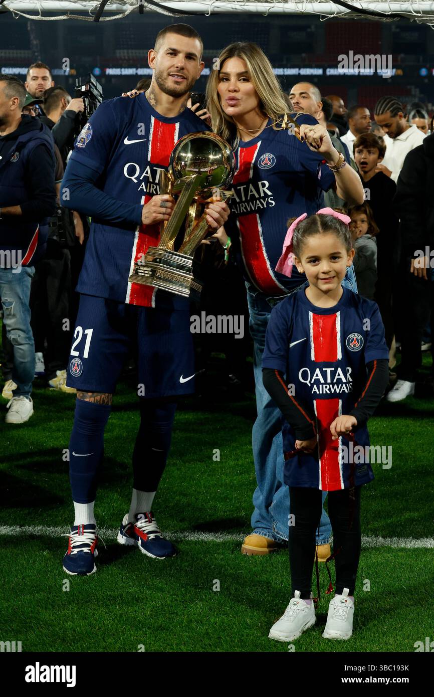 Paris, Frankreich. Mai 2025. Lucas Hernandez von PSG und seine Partnerin Victoria Triay feiern am 17. Mai 2025 im Parc des Princes-Stadion in Paris, Frankreich - Foto Jean Catuffe/DPPI Credit: DPPI Media/Alamy Live News Stockfoto