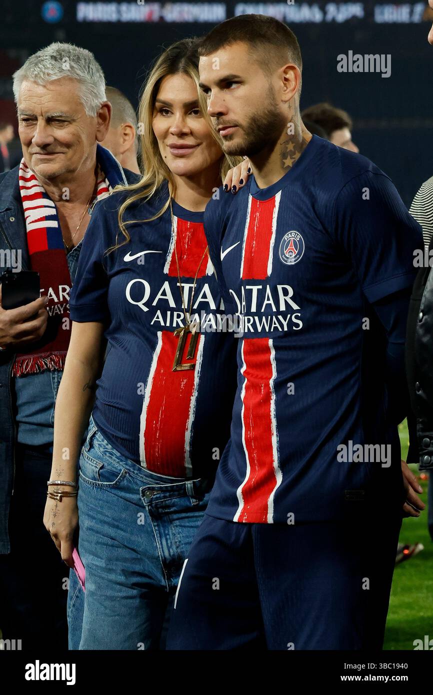 Paris, Frankreich. Mai 2025. Lucas Hernandez von PSG und seine Partnerin Victoria Triay feiern am 17. Mai 2025 im Parc des Princes-Stadion in Paris, Frankreich - Foto Jean Catuffe/DPPI Credit: DPPI Media/Alamy Live News Stockfoto