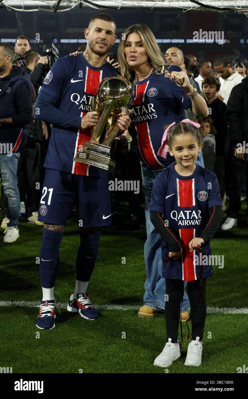 Lucas Hernandez von PSG und seine Partnerin Victoria Triay feiern am 17. Mai 2025 im Parc des Princes-Stadion in Paris, Frankreich, die Trophäe der Ligue 1 des Fußballspiels zwischen Paris Saint-Germain (PSG) und AJ Auxerre (AJA) Stockfoto