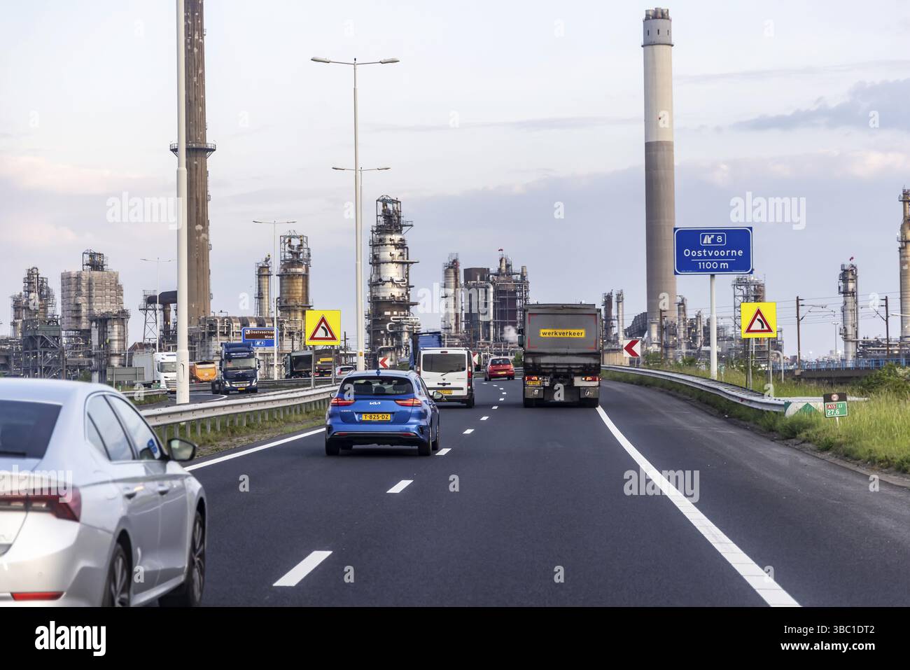 Zugang zum Hafen von Rotterdam. Autobahn mit Wegweisern. Rotterdam, Zuid-Holland, Niederlande Stockfoto