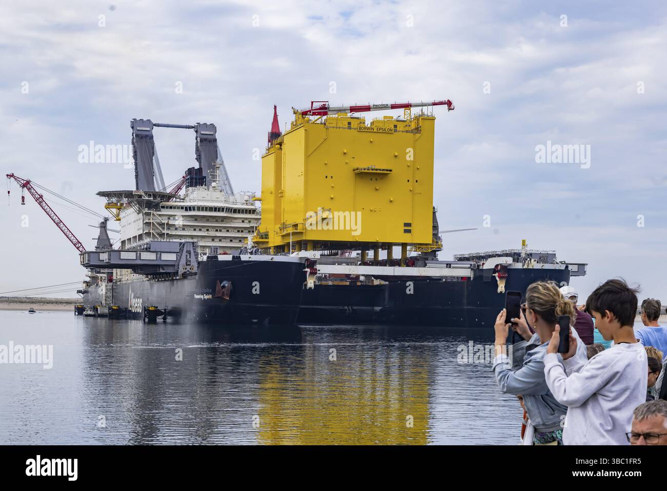 Pioniergeist. Arbeitsboot des Schweizer Offshore-Dienstleisters Allseas. Das weltweit größte Arbeitsboot für die Verlegung von Pipelines. Es ist das größte Schiff Stockfoto