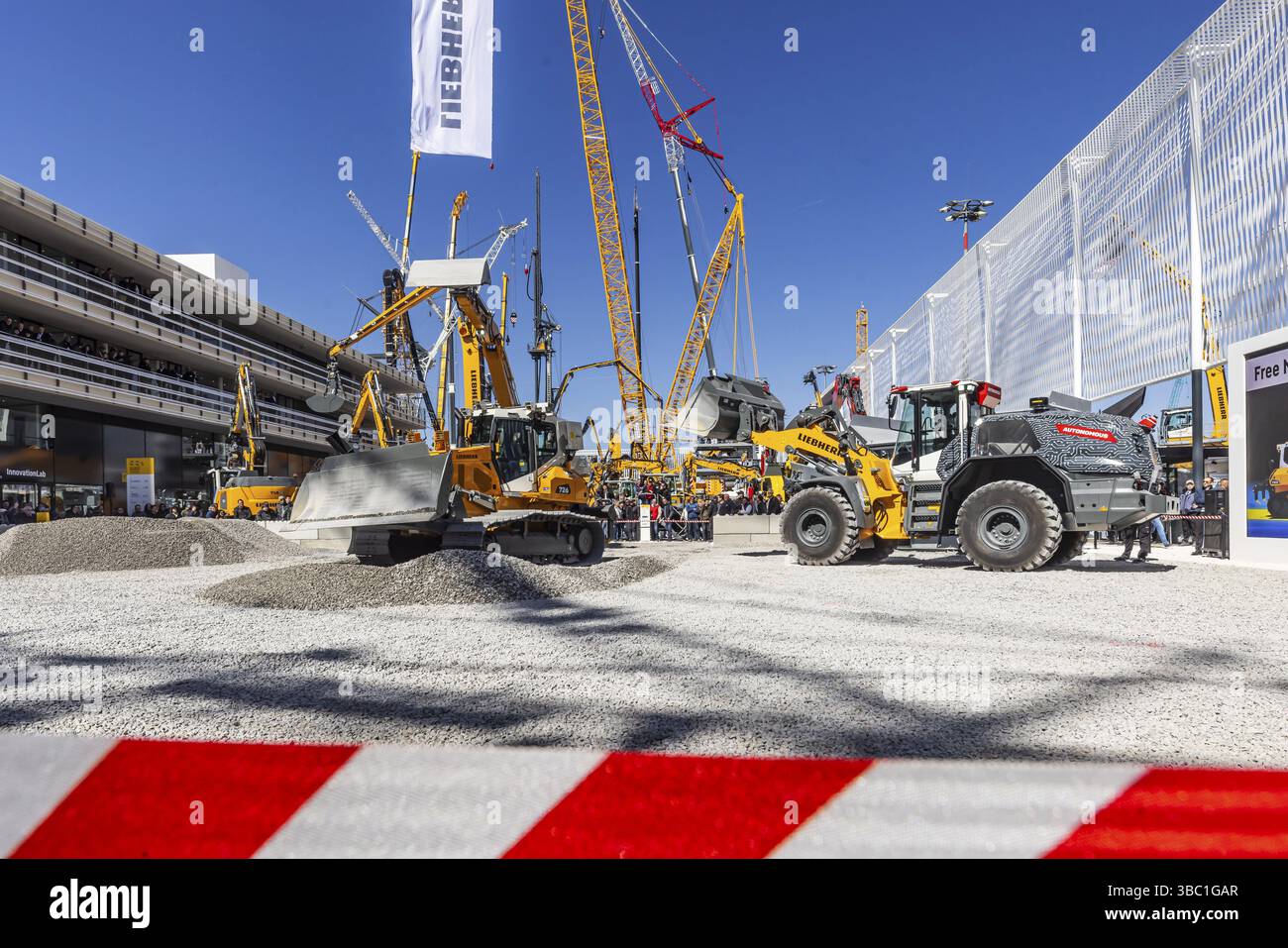 Präsentation autonomer Fahrzeuge. BAUMA München, 34. Weltleitmesse für Baumaschinen, Baustoffmaschinen, Bergbaumaschine Stockfoto