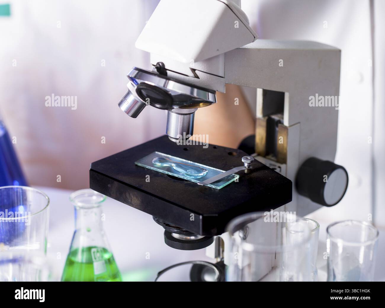 Junge Wissenschaftler freuen sich auf das Mikroskop Okular im chemischen Labor Stockfoto