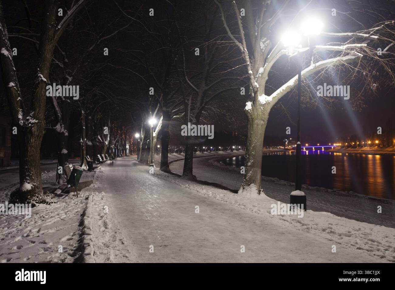 Schnee-bedeckten Damm in Abend-Stadt. Herrliche Winterlandschaft Stockfoto