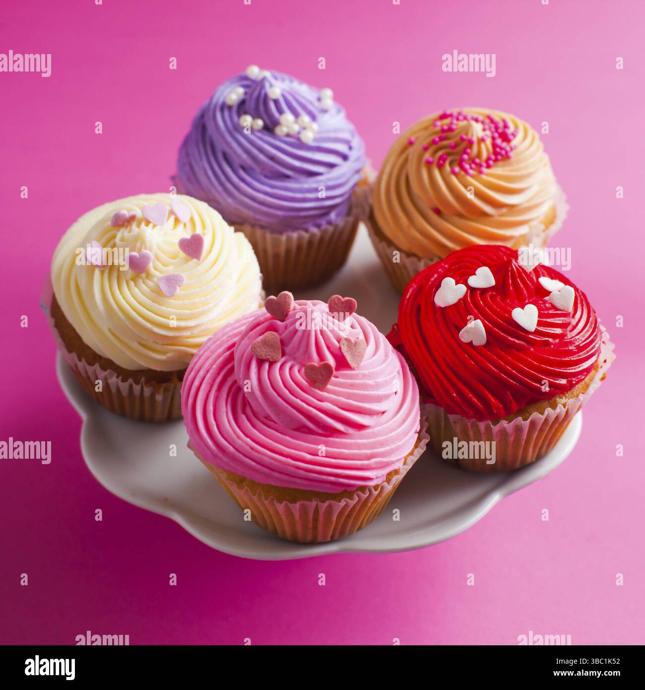 Valentinstag Ferienwohnung Cupcakes auf das kleine stand, Platz für Text Stockfoto