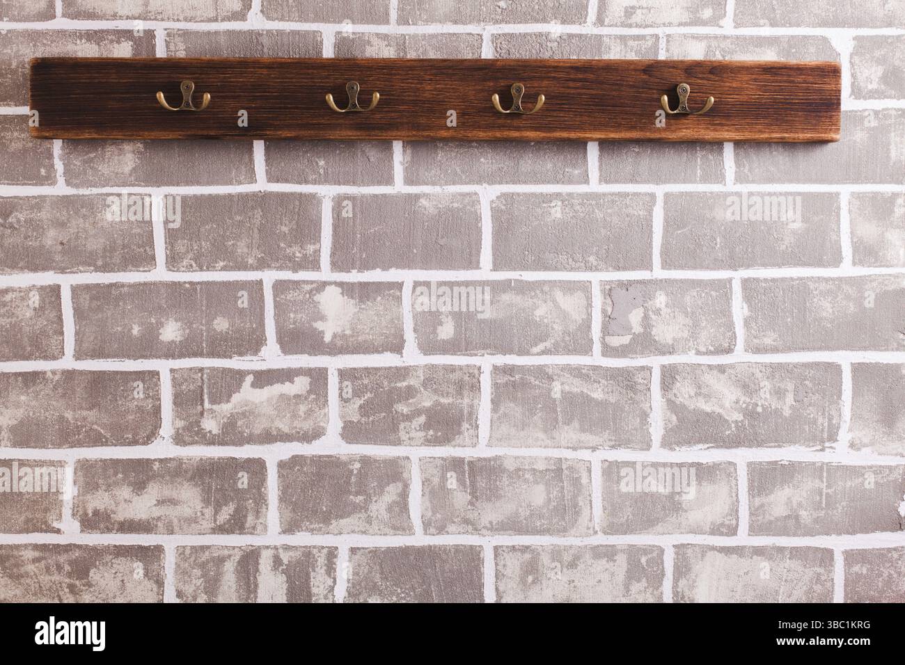 Eine Reihe von Haken für Kleidung auf der Mauer Stockfoto