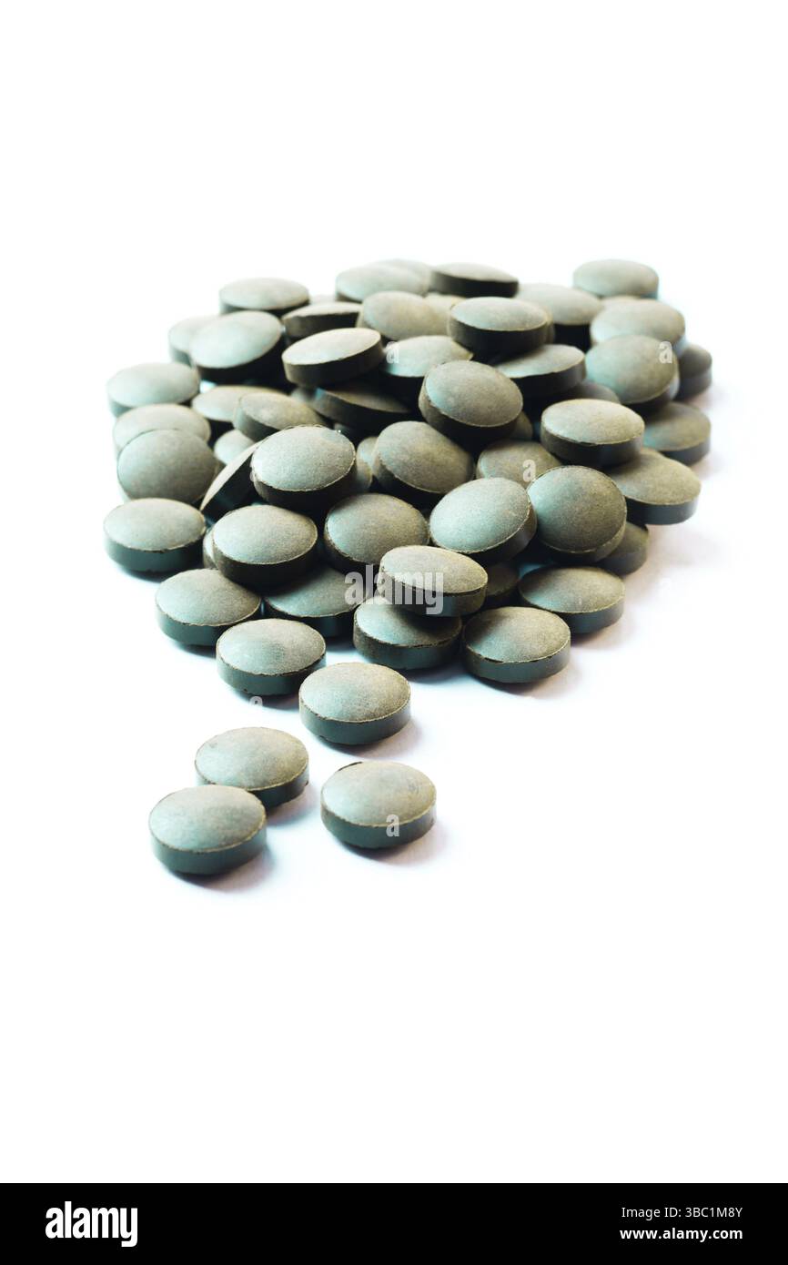 Runde Spirulina-Pillen auf weißem Hintergrund isoliert Stockfoto