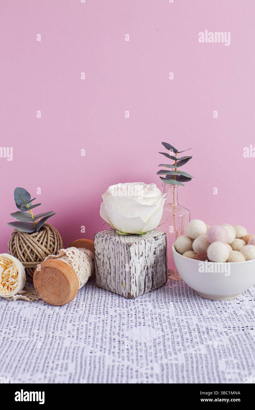 Bild von nettem, gemütlichem Stillleben. Handgefertigte Innenobjekte im Kunsthandwerksladen. Gestrickte Tischdecke. Kopierbereich Stockfoto