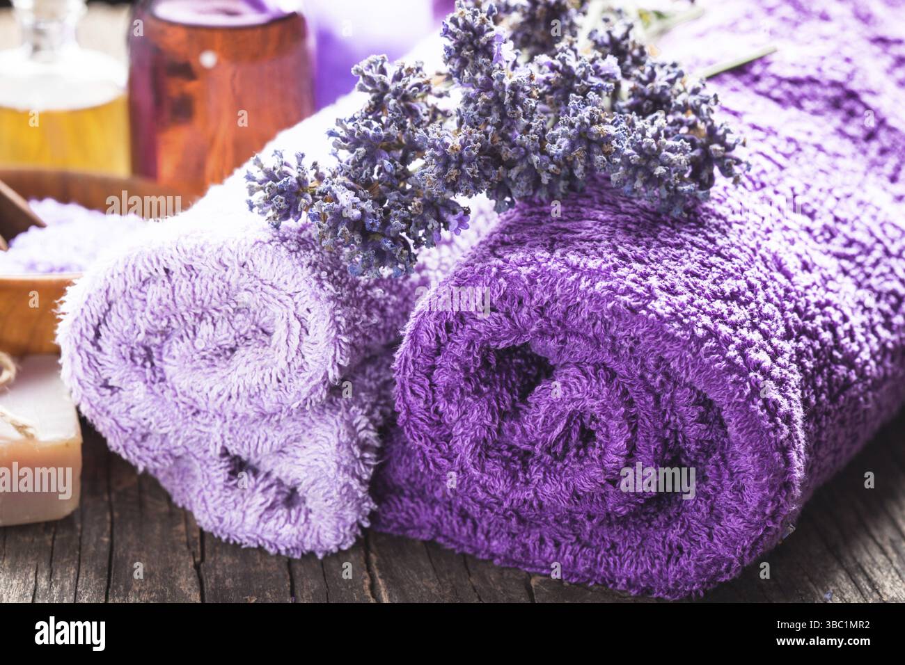 Lavendel Spa - ätherisches Öl, Seasalt, violette Handtücher und handgemachte Seife Stockfoto