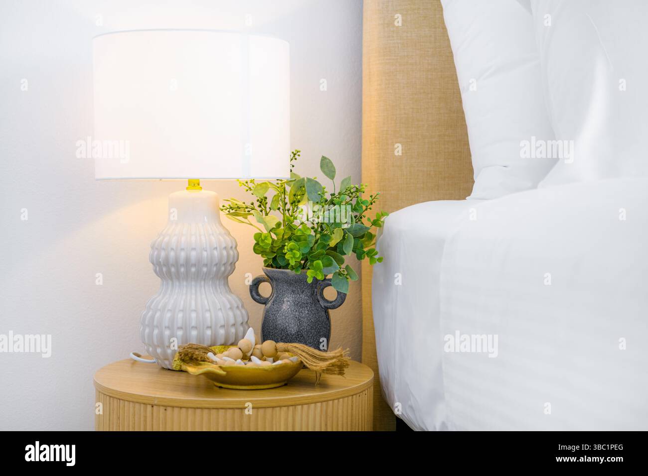 Stilvolle Nahaufnahme der Innenarchitektur mit modernen Texturen, Materialien und Dekoelementen. Ideal für die Illustration von architektonischen Trends, HO Stockfoto