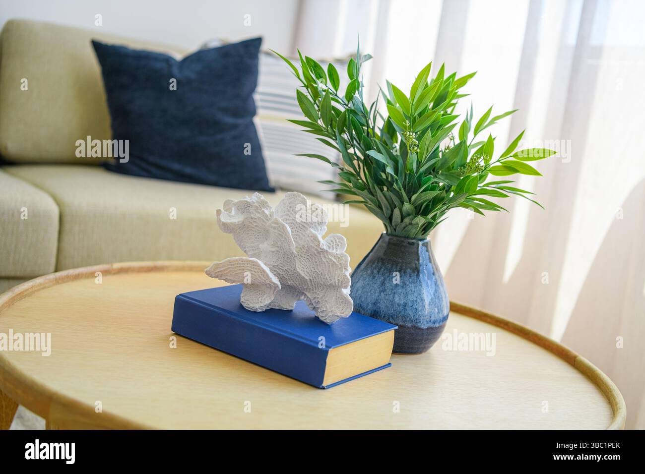 Stilvolle Nahaufnahme der Innenarchitektur mit modernen Texturen, Materialien und Dekoelementen. Ideal für die Illustration von architektonischen Trends, HO Stockfoto