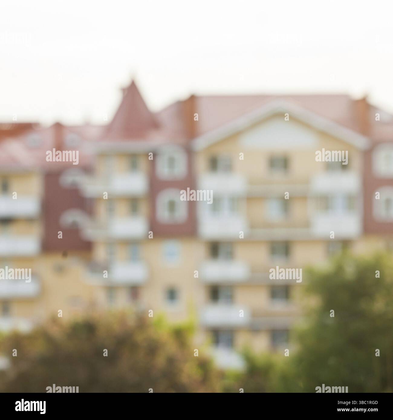 Verschwommenes Apartmenthaus als Hintergrund im Design. Neues Heimkonzept. Konzept der eigenen Wohnungskredite Stockfoto