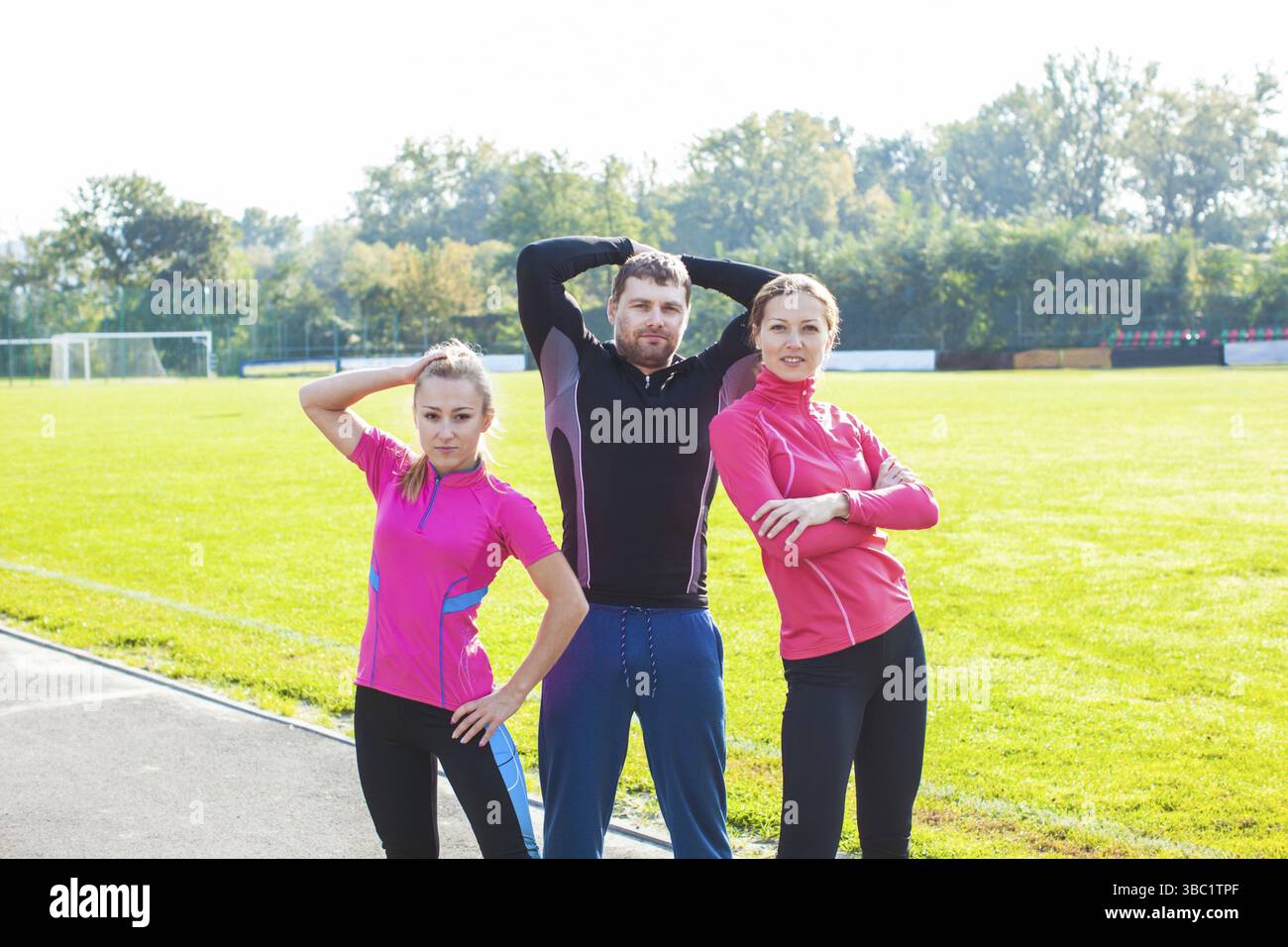 Vor dem Workout sind viele Sportler im Stadion Stockfoto