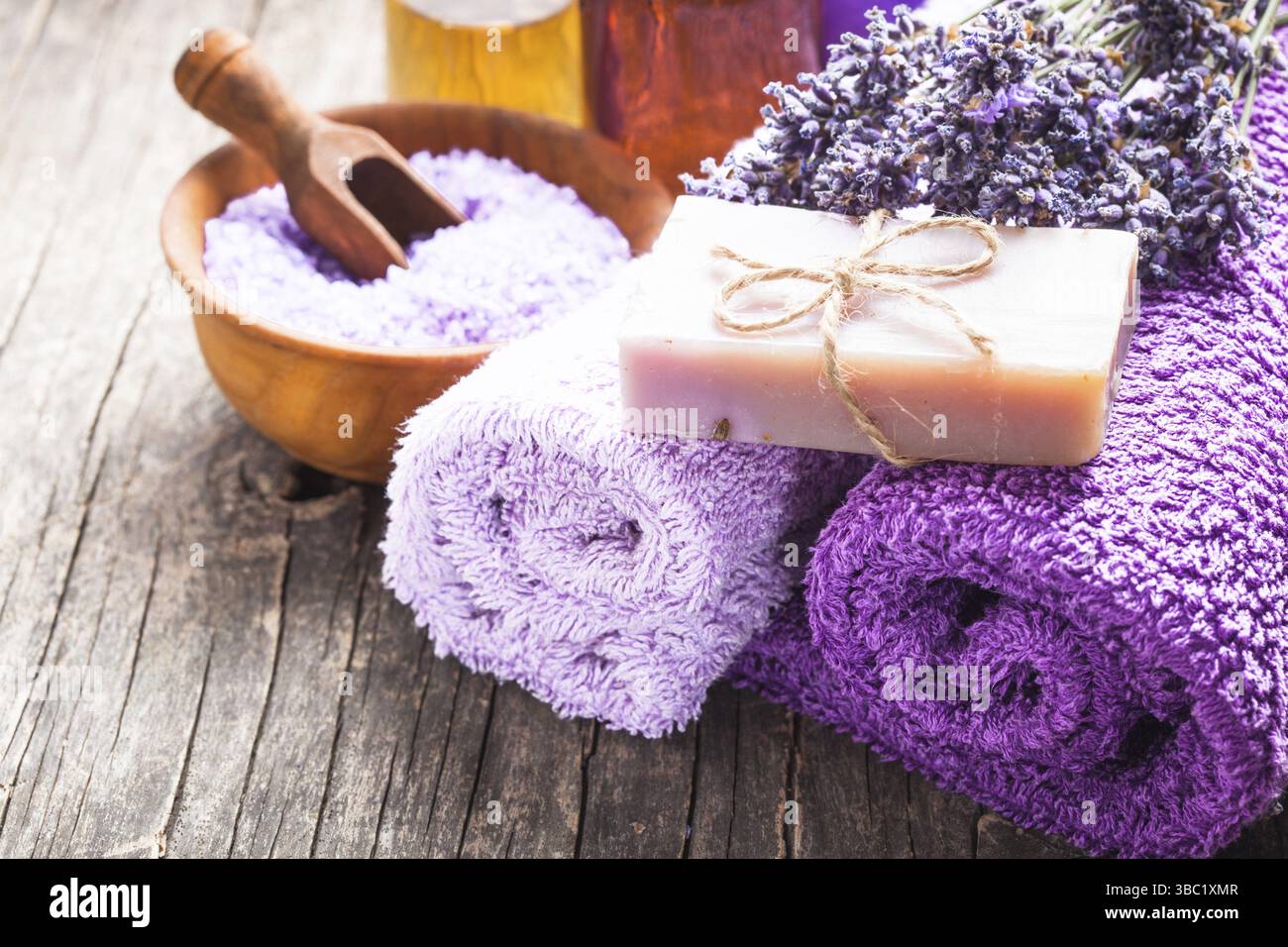 Lavendel Spa - ätherisches Öl, Seasalt, violette Handtücher und handgemachte Seife Stockfoto