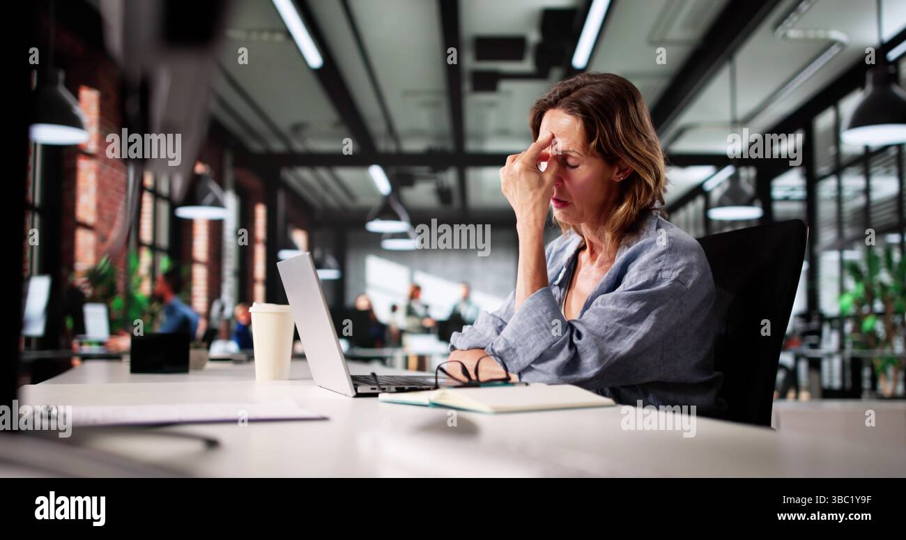 Gestresster Buchhalter Arbeitet Mit Überstunden Auf Laptop Mit Kopfschmerzen Und Ache Stockfoto