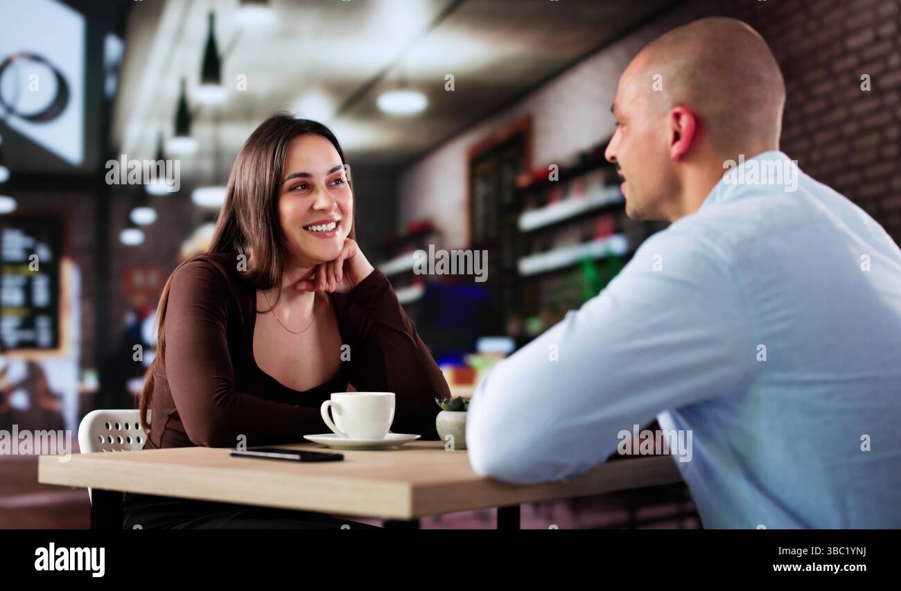 Schriftsteller und Therapeut genießen Kaffee in Einem gemütlichen Café. Stockfoto